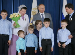 Владимиру Путину предложили ввести зарплату для многодетных матерей